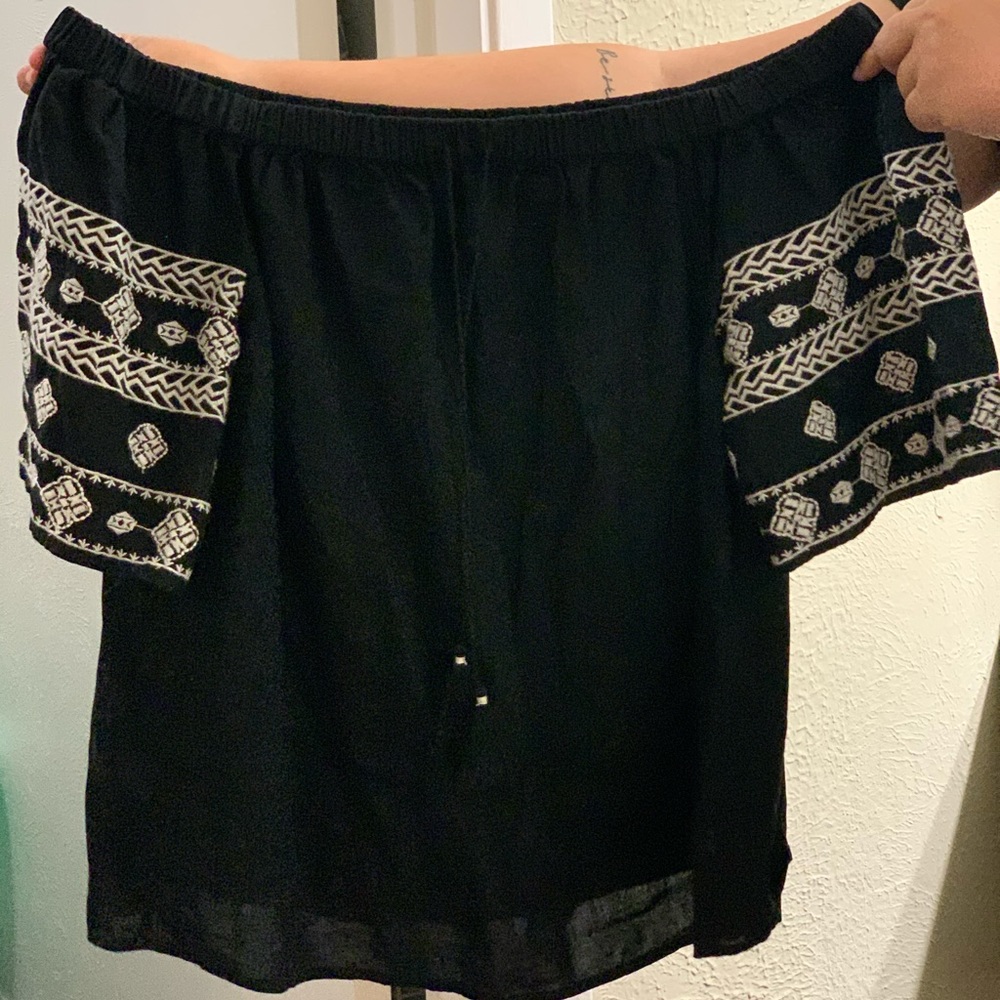 Black shoulderless top